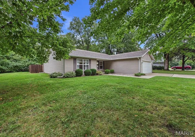 Photo 1 of Single family home for sale at 1727 Laurette Ln, Belleville, IL 62226 | MLS# MIS26058754 | Listing updated on 2026-09-21