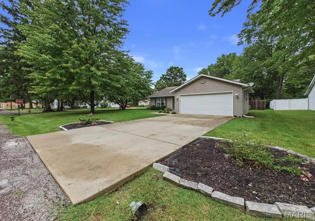 Photo 2 of Single family home for sale at 1727 Laurette Ln, Belleville, IL 62226 | MLS# MIS26058754 | Listing updated on 2026-09-21