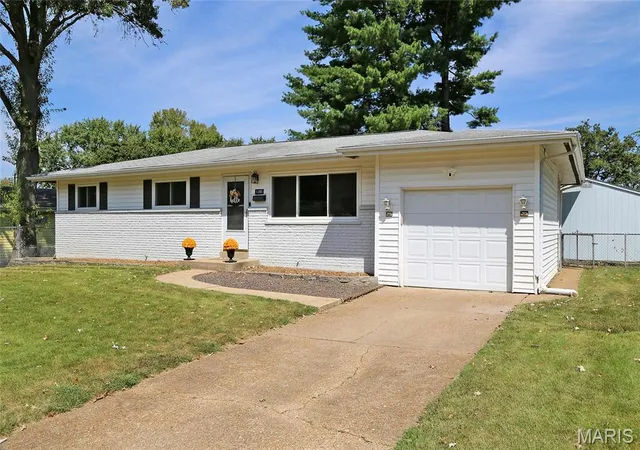 Photo 2 of Single family home for sale at 1395 Ensenada Dr, Florissant, MO 63031 | MLS# MIS26058763 | Listing updated on 2026-09-24