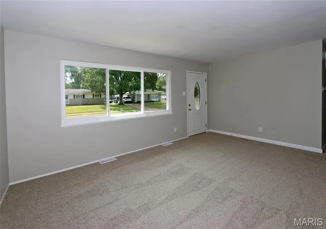Photo 4 of Single family home for sale at 1395 Ensenada Dr, Florissant, MO 63031 | MLS# MIS26058763 | Listing updated on 2026-09-24