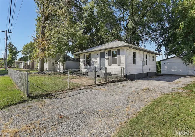 Photo 2 of Single family home for sale at 701 Victory Dr, Collinsville, IL 62234 | MLS# MIS26058771 | Listing updated on 2026-10-08