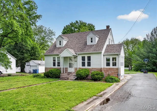 Photo 2 of Sale Pending at 2304 Caseyville Ave, Swansea, IL 62226 | MLS# MIS26058777 | Listing updated on 2026-09-25