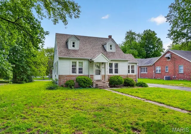 Photo 3 of Sale Pending at 2304 Caseyville Ave, Swansea, IL 62226 | MLS# MIS26058777 | Listing updated on 2026-09-25