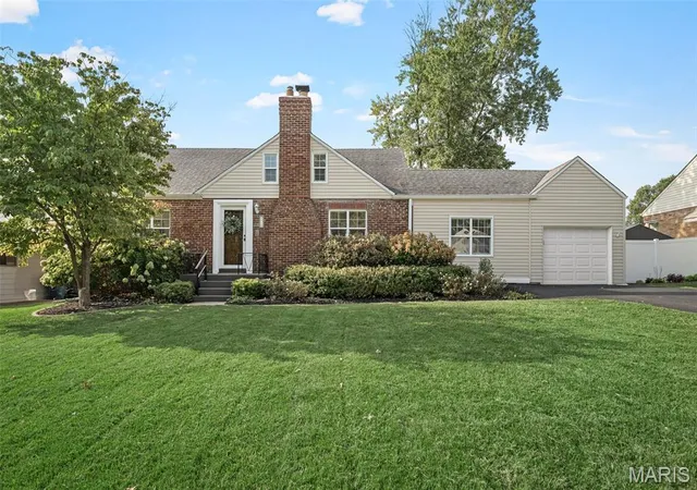 Photo 1 of Sale Pending at 9916 Coventry Ln, Saint Louis, MO 63123 | MLS# MIS26058791 | Listing updated on 2026-09-22