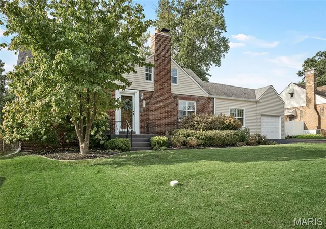 Photo 2 of Sale Pending at 9916 Coventry Ln, Saint Louis, MO 63123 | MLS# MIS26058791 | Listing updated on 2026-09-22