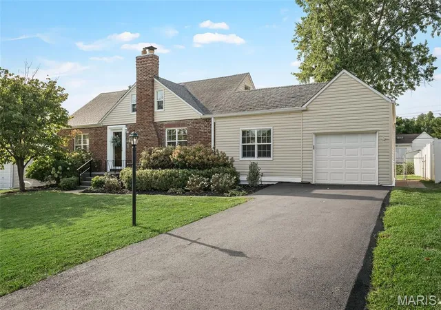 Photo 3 of Sale Pending at 9916 Coventry Ln, Saint Louis, MO 63123 | MLS# MIS26058791 | Listing updated on 2026-09-22