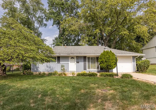 Photo 1 of Single family home for sale at 1205 Salem Dr, Belleville, IL 62221 | MLS# MIS26058808 | Listing updated on 2026-10-05