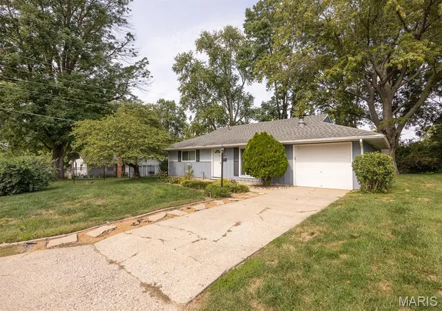 Photo 3 of Single family home for sale at 1205 Salem Dr, Belleville, IL 62221 | MLS# MIS26058808 | Listing updated on 2026-10-05