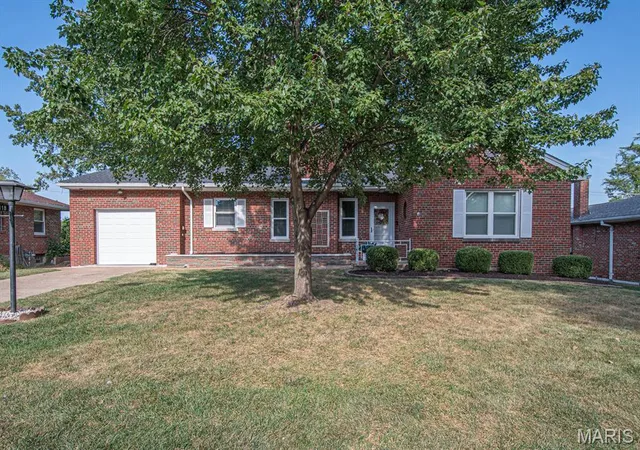 Photo 1 of Single family home for sale at 5118 Kingwood Dr, Saint Louis, MO 63123 | MLS# MIS26058823 | Listing updated on 2026-09-14