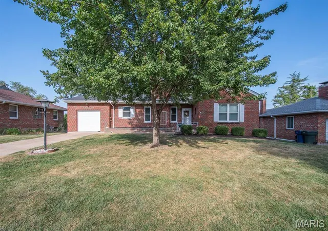 Photo 2 of Single family home for sale at 5118 Kingwood Dr, Saint Louis, MO 63123 | MLS# MIS26058823 | Listing updated on 2026-09-14