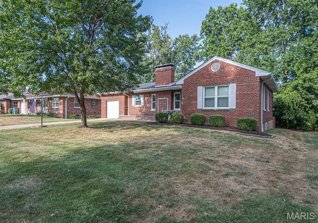 Photo 3 of Single family home for sale at 5118 Kingwood Dr, Saint Louis, MO 63123 | MLS# MIS26058823 | Listing updated on 2026-09-14