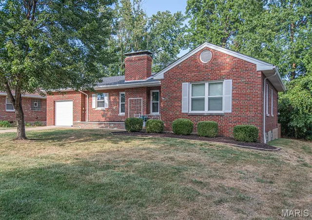 Photo 4 of Single family home for sale at 5118 Kingwood Dr, Saint Louis, MO 63123 | MLS# MIS26058823 | Listing updated on 2026-09-14