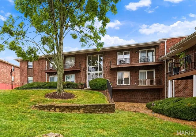 Listing Photo 4 - Condo for sale in building located at 10360 Forest Brk Ln, St. Louis, MO 63146 - Unit #B