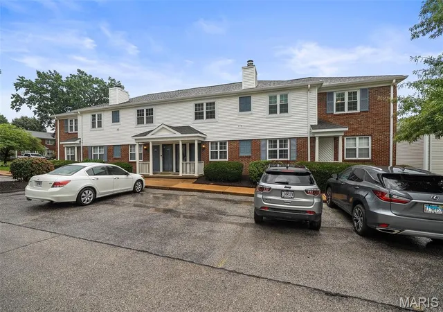 Photo 2 of Condo for sale at 9172 Eager Rd, Saint Louis, MO 63144 | MLS# MIS26058831 | Listing updated on 2026-09-13