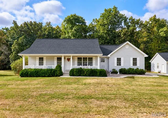 Photo 2 of Single family home for sale at 114 Beth Ann Dr, Winfield, MO 63389 | MLS# MIS26058844 | Listing updated on 2026-10-05