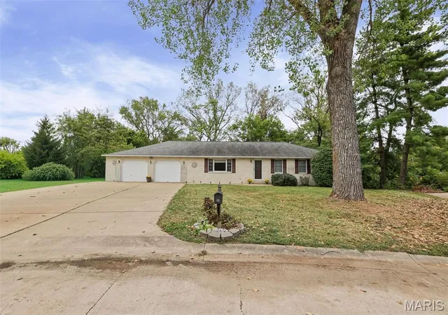 Photo 2 of Single family home for sale at 12 Blossom Lake Ln, Maryville, IL 62062 | MLS# MIS26058845 | Listing updated on 2026-09-24