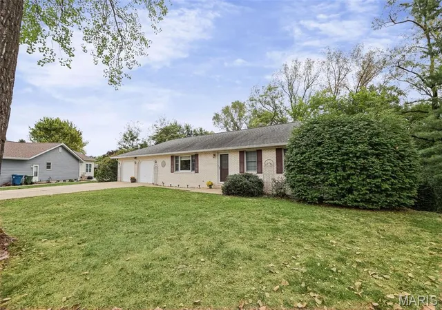 Photo 3 of Single family home for sale at 12 Blossom Lake Ln, Maryville, IL 62062 | MLS# MIS26058845 | Listing updated on 2026-09-24