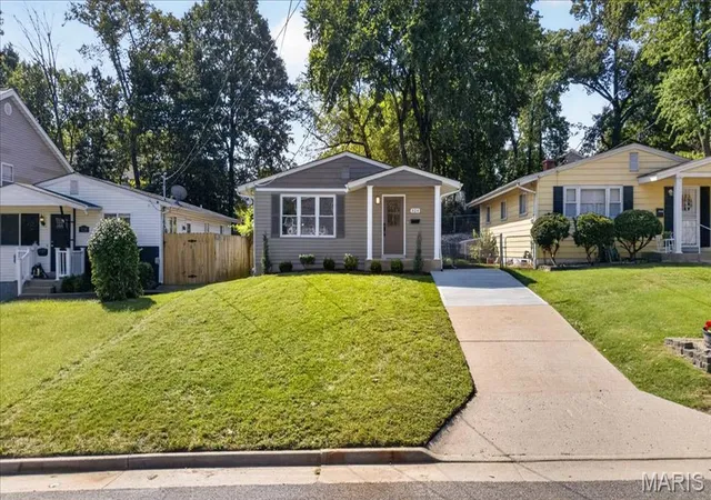 Photo 3 of Single family home for sale at 324 E Clinton Pl, Saint Louis, MO 63122 | MLS# MIS26058868 | Listing updated on 2026-09-22