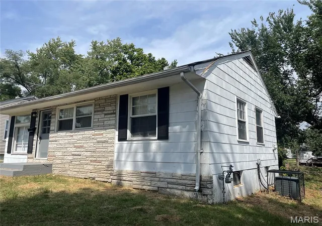 Photo 1 of Single family home for sale at 323 Crawford Rd, Saint Louis, MO 63137 | MLS# MIS26058877 | Listing updated on 2026-09-22