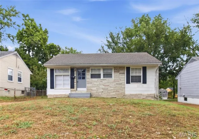 Photo 2 of Single family home for sale at 323 Crawford Rd, Saint Louis, MO 63137 | MLS# MIS26058877 | Listing updated on 2026-09-25