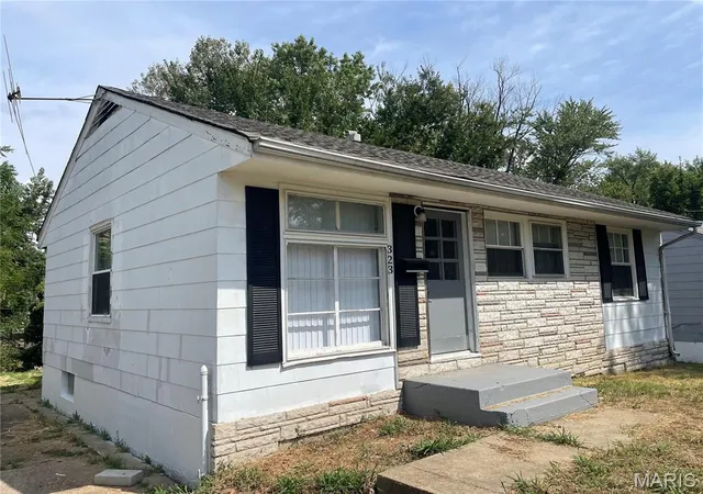 Photo 2 of Single family home for sale at 323 Crawford Rd, Saint Louis, MO 63137 | MLS# MIS26058877 | Listing updated on 2026-09-22