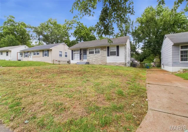 Photo 3 of Single family home for sale at 323 Crawford Rd, Saint Louis, MO 63137 | MLS# MIS26058877 | Listing updated on 2026-09-25