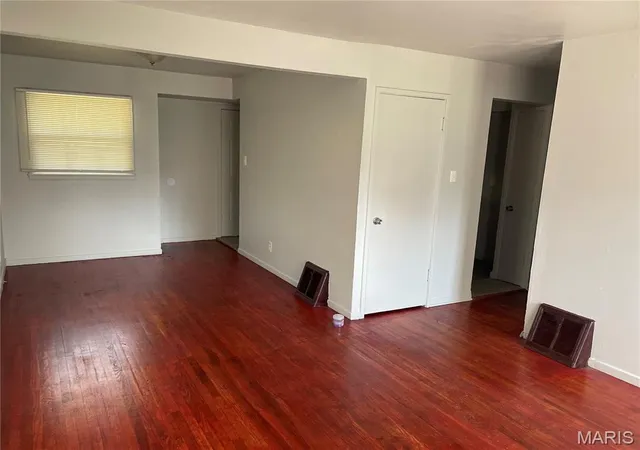 Photo 4 of Single family home for sale at 323 Crawford Rd, Saint Louis, MO 63137 | MLS# MIS26058877 | Listing updated on 2026-09-22