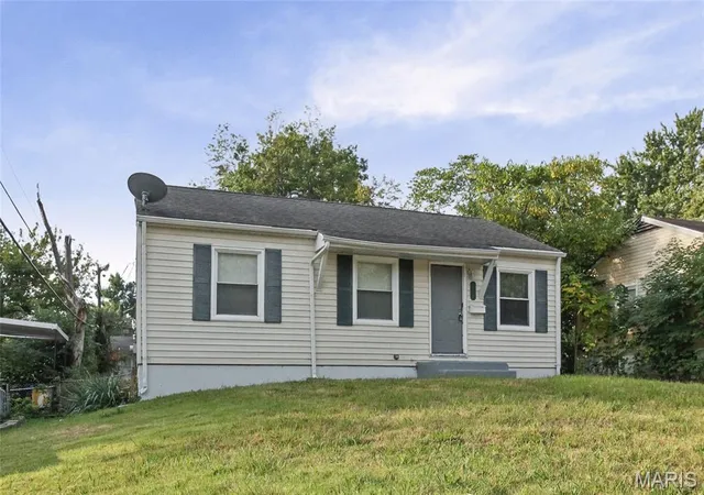 Photo 3 of Single family home for sale at 400 Crawford Rd, Saint Louis, MO 63137 | MLS# MIS26058879 | Listing updated on 2026-10-02