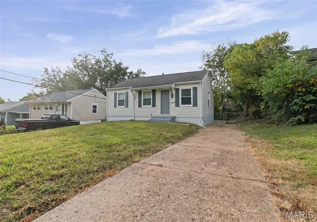 Photo 4 of Single family home for sale at 400 Crawford Rd, Saint Louis, MO 63137 | MLS# MIS26058879 | Listing updated on 2026-10-02