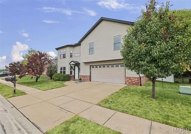 Photo 3 of Single family home for sale at 427 Sammy Ln, Caseyville, IL 62232 | MLS# MIS26058880 | Listing updated on 2026-10-09