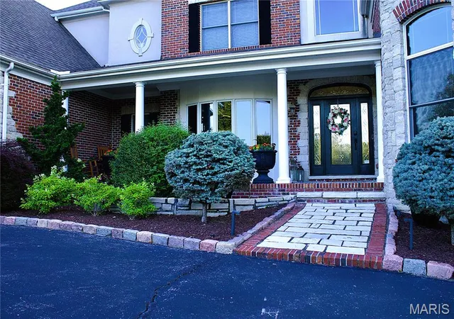 Photo 3 of Single family home for sale at 1009 Savonne Ct, Chesterfield, MO 63005 | MLS# MIS26058888 | Listing updated on 2026-09-15
