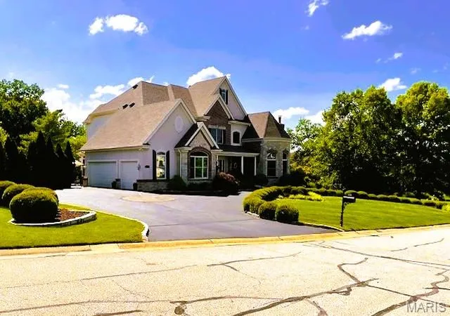 Photo 3 of Single family home for sale at 1009 Savonne Ct, Chesterfield, MO 63005 | MLS# MIS26058888 | Listing updated on 2026-09-15
