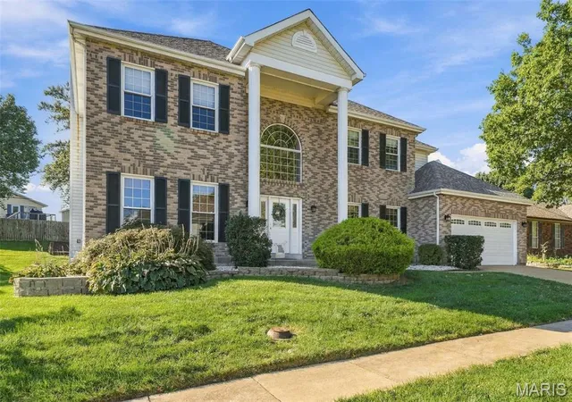 Photo 2 of Sale Pending at 2775 Towne Oaks Dr, Saint Louis, MO 63129 | MLS# MIS26058894 | Listing updated on 2026-10-17
