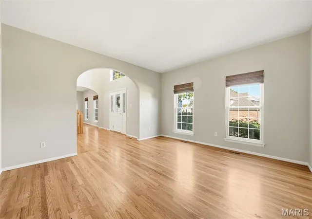 Photo 4 of Sale Pending at 2775 Towne Oaks Dr, Saint Louis, MO 63129 | MLS# MIS26058894 | Listing updated on 2026-10-17