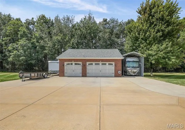 Photo 3 of Sale Pending at 11224 Shade Tree Ln, Highland, IL 62249 | MLS# MIS26058896 | Listing updated on 2026-10-07