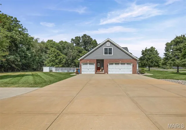 Photo 3 of Sale Pending at 11224 Shade Tree Ln, Highland, IL 62249 | MLS# MIS26058896 | Listing updated on 2026-10-07