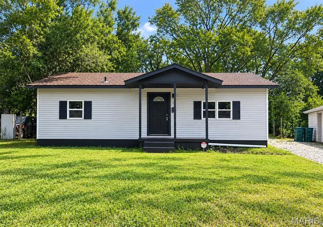 Photo 1 of Single family home for sale at 114 Saint Paul Dr, East Saint Louis, IL 62206 | MLS# MIS26058957 | Listing updated on 2026-09-21