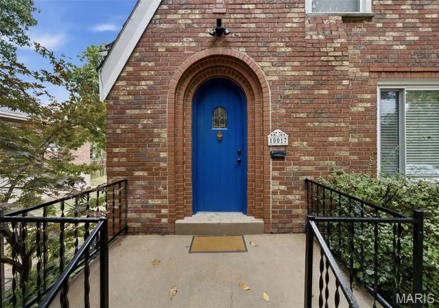 Photo 2 of Sale Pending at 10017 N Marlene Dr, Saint Louis, MO 63123 | MLS# MIS26058962 | Listing updated on 2026-10-05