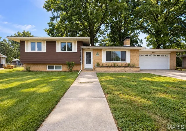 Photo 1 of Single family home for sale at 4806 Pierce Ln, Godfrey, IL 62035 | MLS# MIS26058963 | Listing updated on 2026-10-04