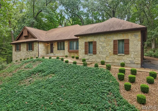 Photo 1 of Sale Pending at 2260 Ridgley Woods Dr, Chesterfield, MO 63005 | MLS# MIS26058990 | Listing updated on 2026-10-01