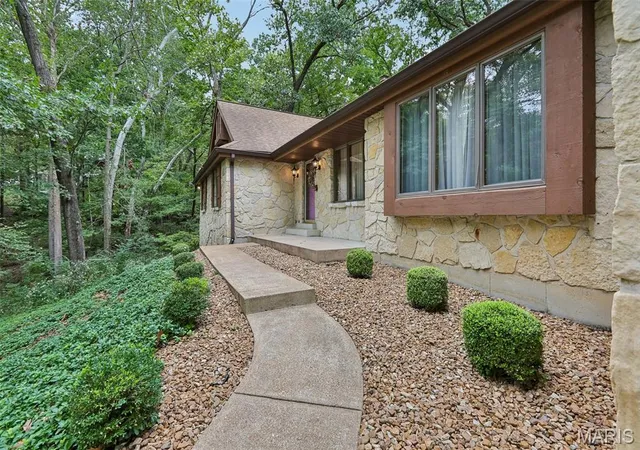 Photo 3 of Sale Pending at 2260 Ridgley Woods Dr, Chesterfield, MO 63005 | MLS# MIS26058990 | Listing updated on 2026-10-01