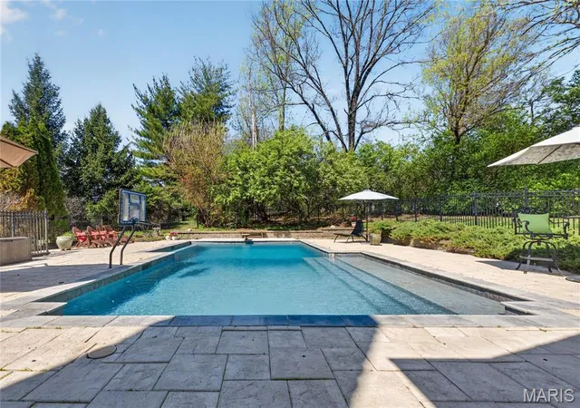 Photo 2 of Sale Pending at 10600 Country View Dr, Saint Louis, MO 63141 | MLS# MIS26059021 | Listing updated on 2026-09-22