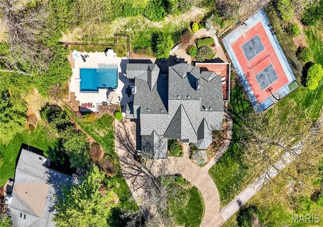 Photo 3 of Sale Pending at 10600 Country View Dr, Saint Louis, MO 63141 | MLS# MIS26059021 | Listing updated on 2026-09-22