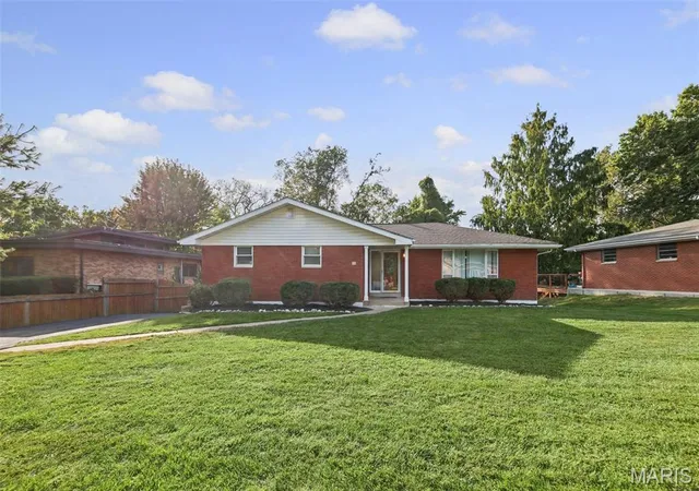 Photo 1 of Single family home for sale at 16 Londonderry Dr, Fairview Heights, IL 62208 | MLS# MIS26059070 | Listing updated on 2026-10-09