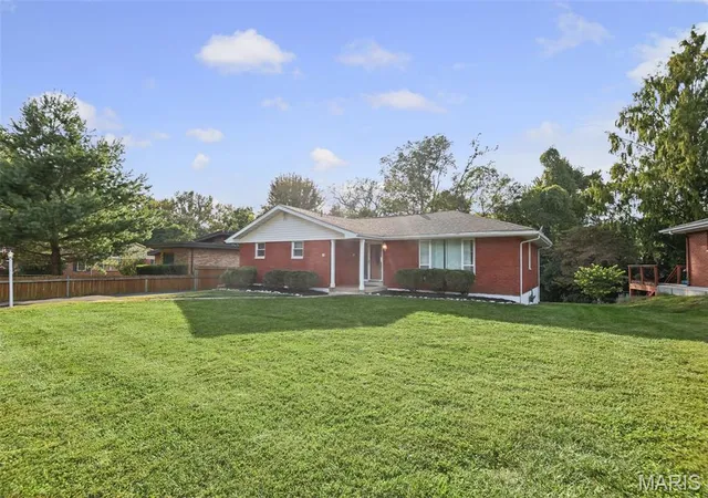 Photo 3 of Single family home for sale at 16 Londonderry Dr, Fairview Heights, IL 62208 | MLS# MIS26059070 | Listing updated on 2026-10-09