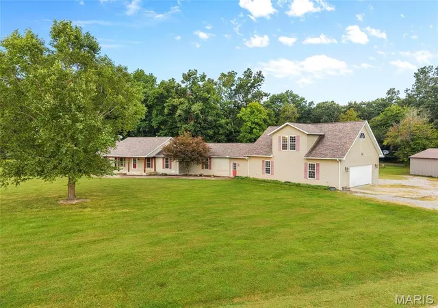 Single family home for sale at 6289 Oak Crk Trl, Mount Olive, IL 62069 | MLS# MIS26059071