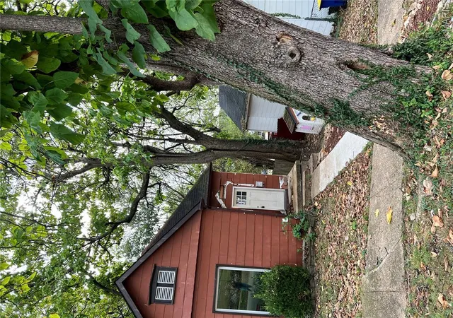 Photo 2 of Sale Pending at 605 N 3rd Street, De Soto, MO 63020 | MLS# MIS26059075 | Listing updated on 2026-09-29