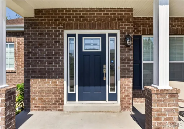 Photo 2 of Mansion for sale at 823 Silver Buck Ln, Chesterfield, MO 63005 | MLS# MIS26059085 | Listing updated on 2026-09-28