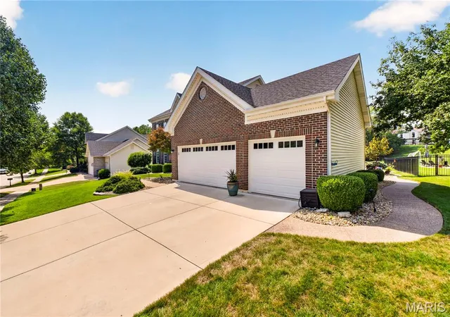 Photo 3 of Sale Pending at 947 Crown Pointe Ests Dr, Wildwood, MO 63021 | MLS# MIS26059102 | Listing updated on 2026-10-07