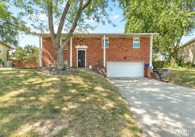 Photo 1 of Sale Pending at 704 W Airwood Dr, East Alton, IL 62024 | MLS# MIS26059104 | Listing updated on 2026-09-20